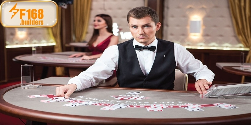 Dealer F168 tương tác trực tiếp với người chơi trong bàn xì dách trực tuyến chuẩn quốc tế.